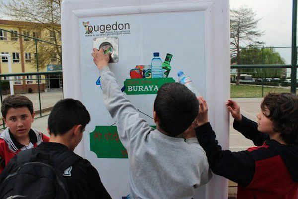 新型环保自动贩卖机,可为流浪猫狗提供食物(图1) 新型环保自动贩卖机,可为流浪猫狗提供食物(图1)